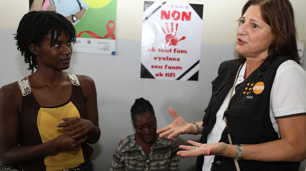 La Directrice régionals de l'UNFPA dans un Centre luttant contre les VBG