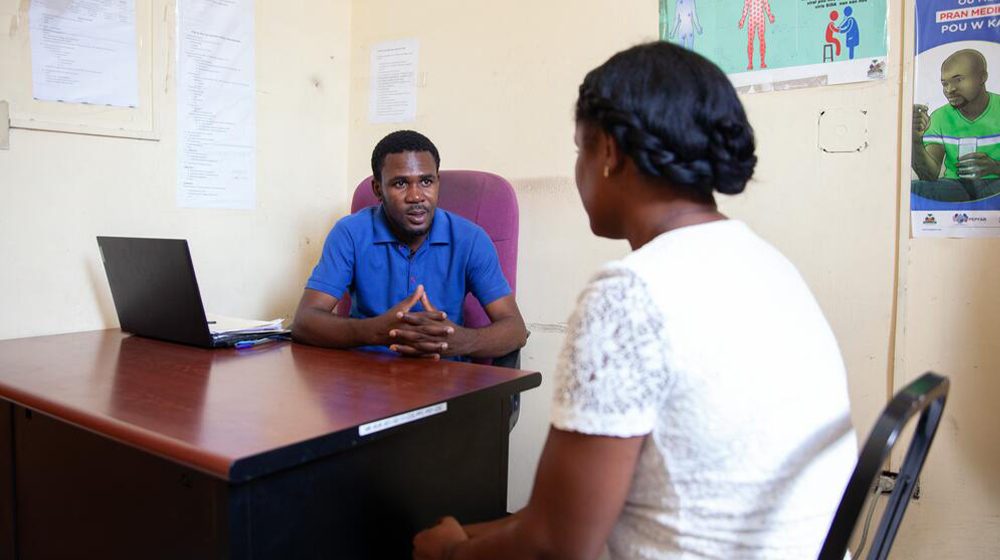 Edrish Justilien est psychologue à l'hôpital Petite Place Cazeau, soutenu par l'UNFPA, à Port-au-Prince, la capitale d'Haïti. © 