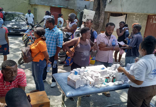 Une équipe de santé mobile soutenue par l’UNFPA visite un site de déplacement près de Port-au-Prince. © FAHDRIS/Richy Mix
