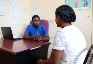 Edrish Justilien est psychologue à l'hôpital Petite Place Cazeau, soutenu par l'UNFPA, à Port-au-Prince, la capitale d'Haïti. © 