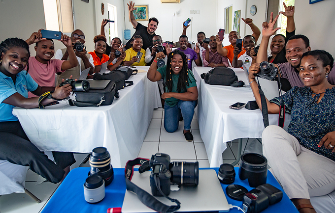 Le personnel de l'UNFPA Haïti en formation sur la photographie numérique