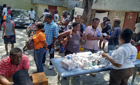 Une équipe de santé mobile soutenue par l’UNFPA visite un site de déplacement près de Port-au-Prince. © FAHDRIS/Richy Mix