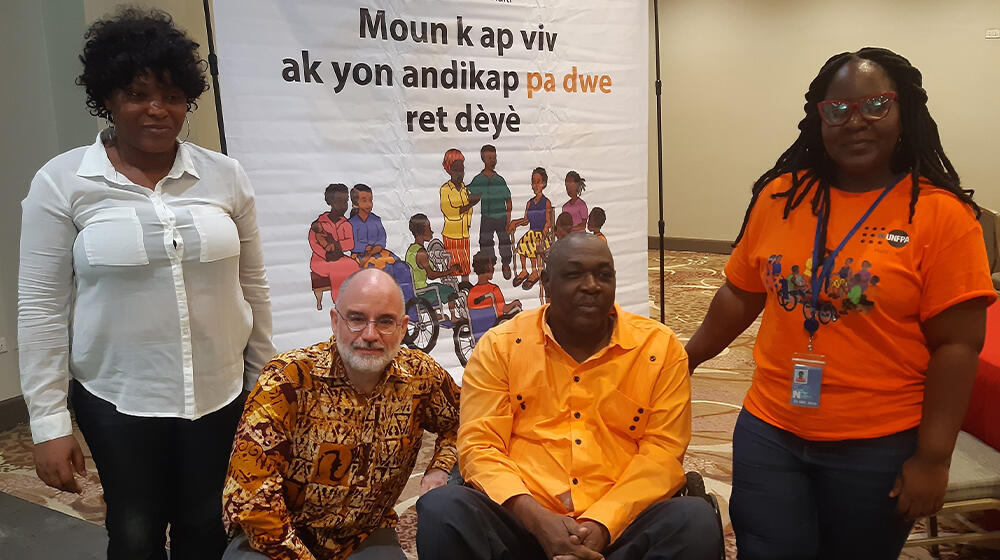 Au milieu le Secrétaire d'Etat à l'Intégration des Personnes Handicapées et le Représentant de l'UNFPA en Haïti