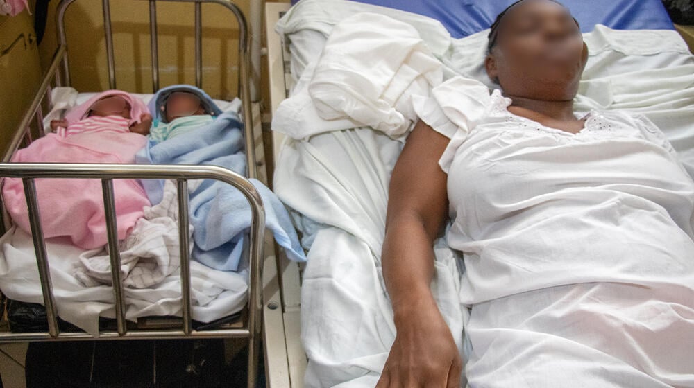 Josépha donnant naissance à des jumeaux par césarienne