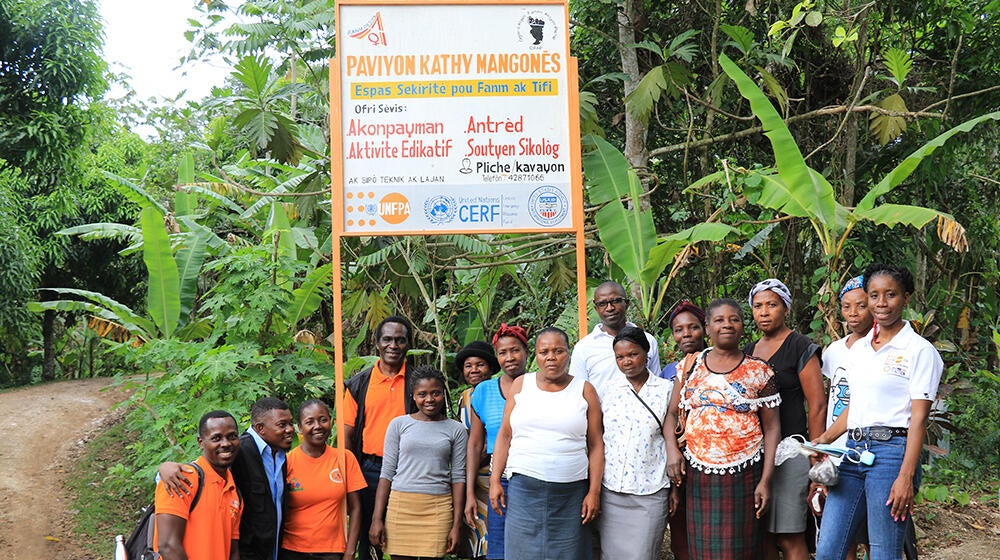 Le Représentant de l’UNFPA Haïti, Saidou Kabore, avec l’équipe de l’espace sûr de Pliché