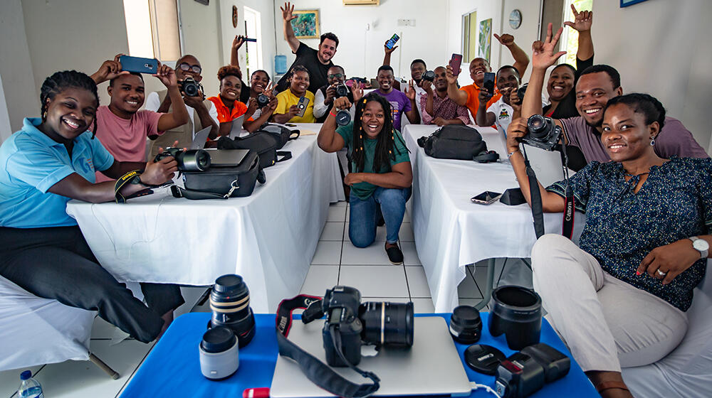 Le personnel de l'UNFPA Haïti en formation sur la photographie numérique