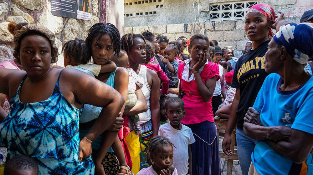 © UNICEF/Herold Joseph Des enfants sont emmenés par leurs mères pour un dépistage nutritionnel dans le quartier Delmas