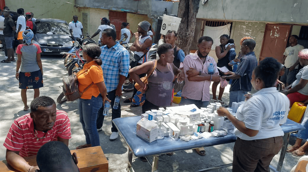 Une équipe de santé mobile soutenue par l’UNFPA visite un site de déplacement près de Port-au-Prince. © FAHDRIS/Richy Mix