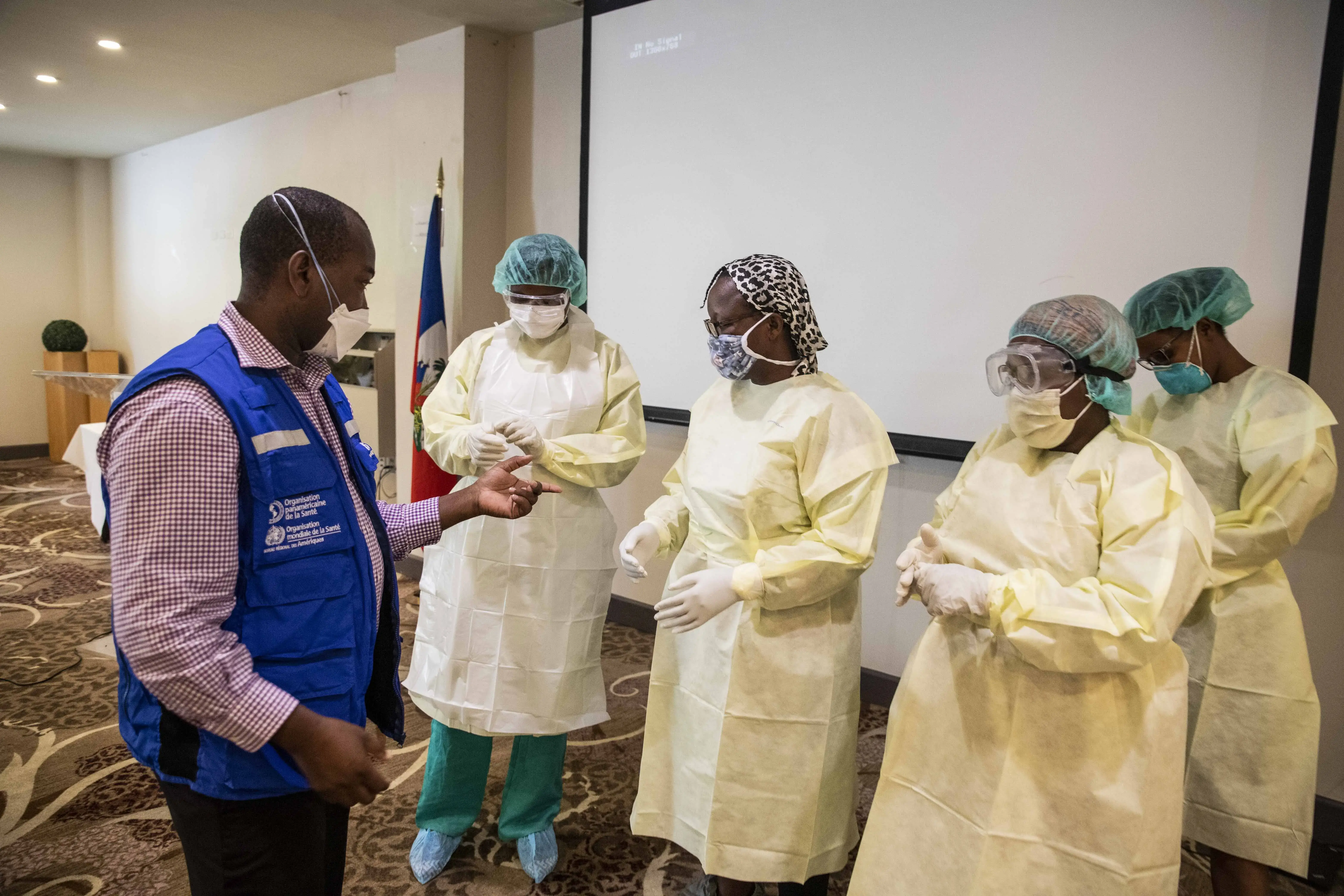 Sages-femmes participant à une séance de simulation d’habillage et déshabillage avec l’équipement de protection individuelle (EPI)